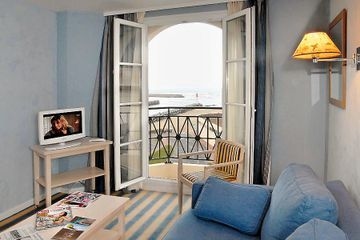 Beach Hotel0