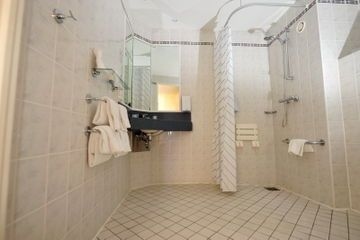 EXPRESS BY HOLIDAY INN2