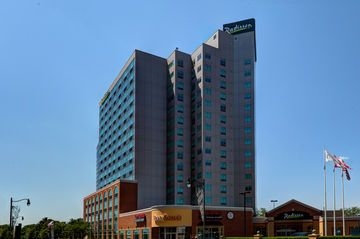 Radisson & Suites Fallsview0