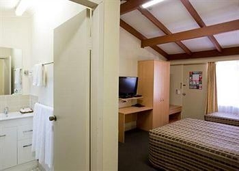 ไฮดะเวย์ มอเตอร์ อินน์ (Hideaway Motor Inn)3
