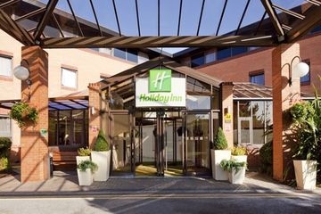 HOLIDAY INN0