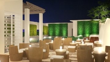 Holiday Inn & Suites Makati3