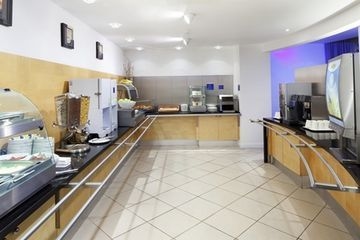 HOLIDAY INN EXPRESS2