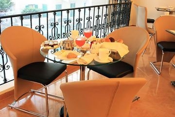 Midtown Hotel & Suites3