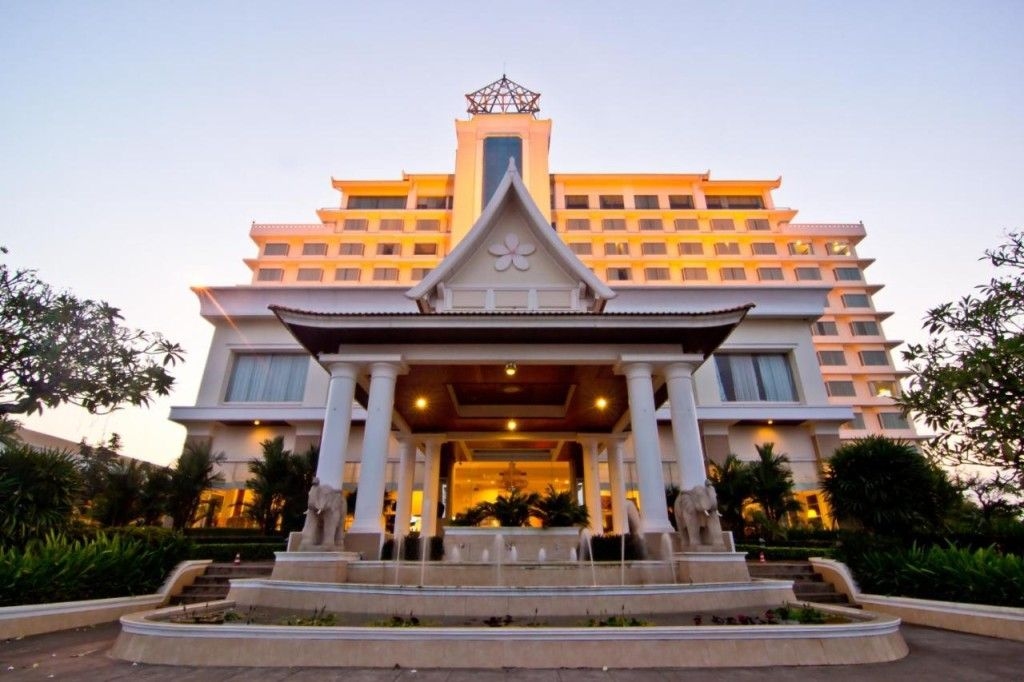 โรงแรมจำปาสักแกรนด์ (Champasak Grand Hotel)1