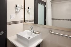 Howard Johnson Manhattan Soho3