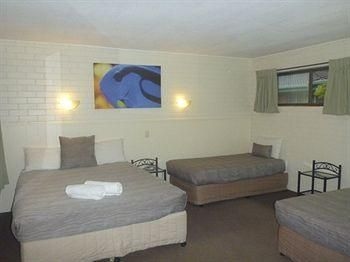 Twin Pines Motel3