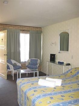 Twin Pines Motel1