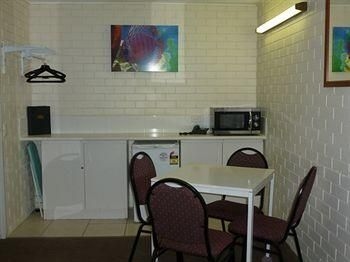 Twin Pines Motel0