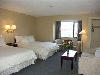Econo Lodge Inn & Suites3