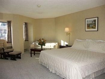 Econo Lodge Inn & Suites1