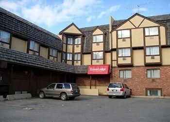 Econo Lodge Inn & Suites4