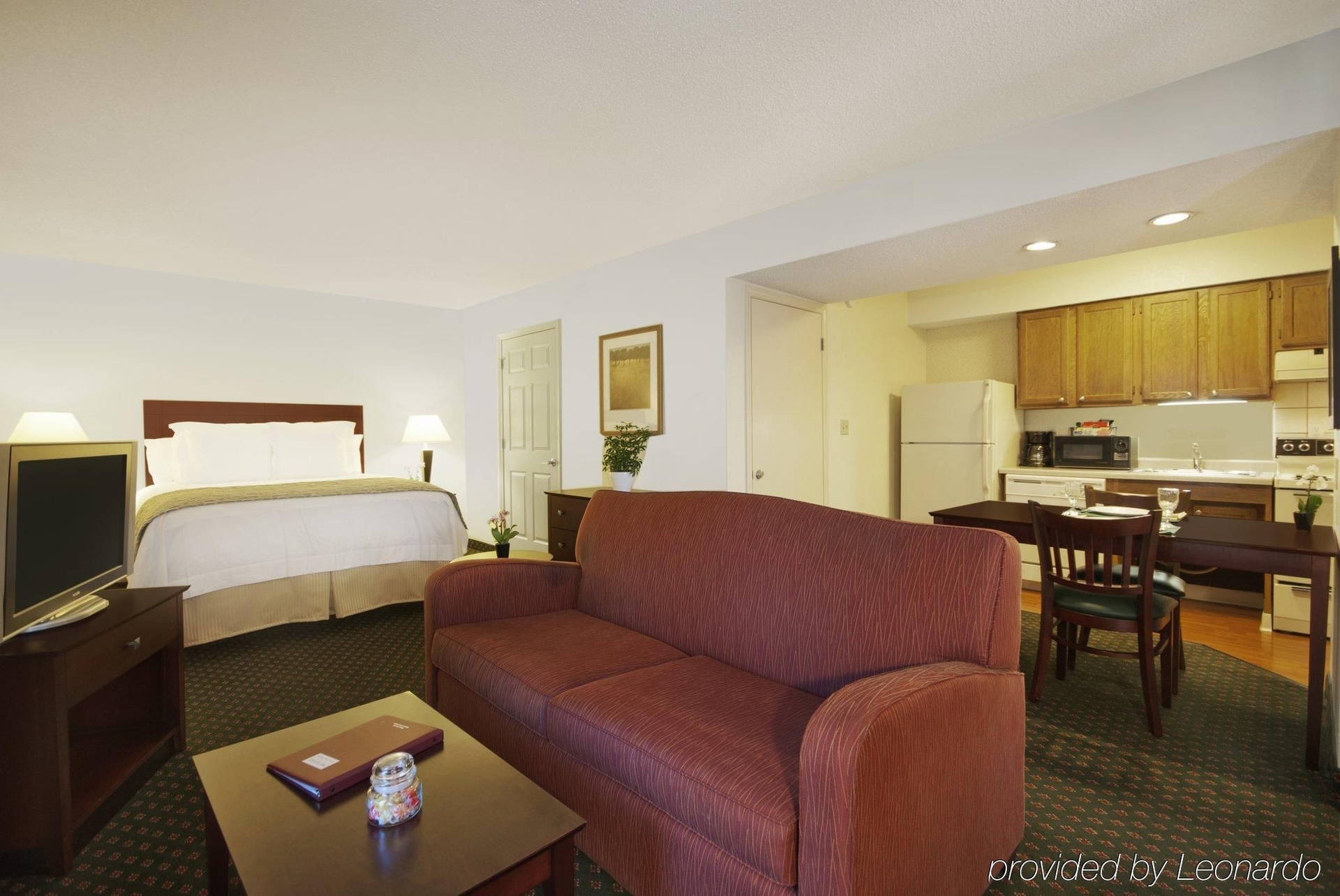 Premiere Hotel and Suites0