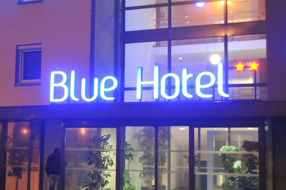 Blue Hotel3