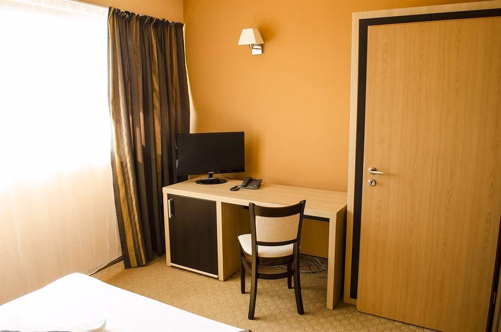Oxford Inns & Suites4
