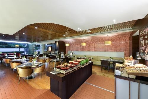 สาทร วิสต้า – กรุงเทพฯ- แมริออท เอ็คเซ็คคิวทีฟ อพาร์ทเม้นท์ (Sathorn Vista, Bangkok - Marriott Executive Apartments)2