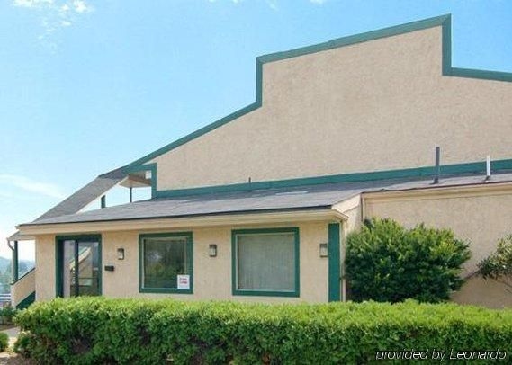 Econo Lodge2