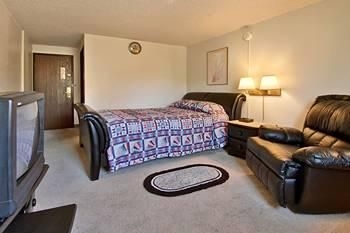 Super 8 Minot4
