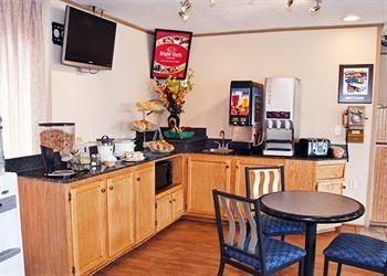 Econo Lodge Inn And Suites2
