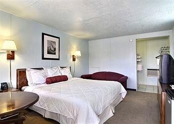 Rodeway Inn3