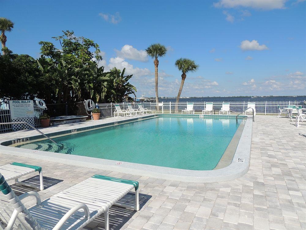 Caribbean Shores Hotel & Cottages0