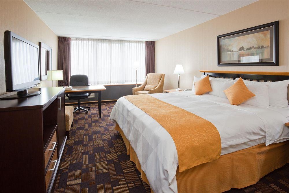 Radisson Hotel Milwaukee West1