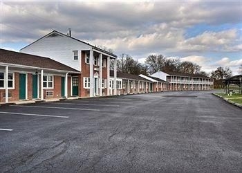 Econo Lodge3