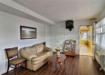 Econo Lodge2