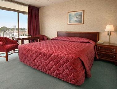 Clarion Inn & Suites Virginia Beach3