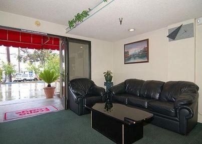 Econo Lodge1