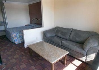 Econo Lodge4