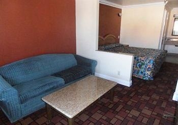 Econo Lodge3