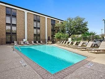 Hampton Inn0