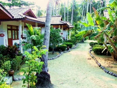 เกาะมุก ชาลีบีช รีสอร์ท (Koh Mook Charlie Beach Resort)0