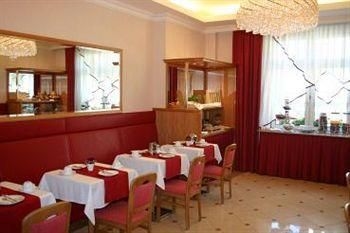 Corvinus Hotel Pension1