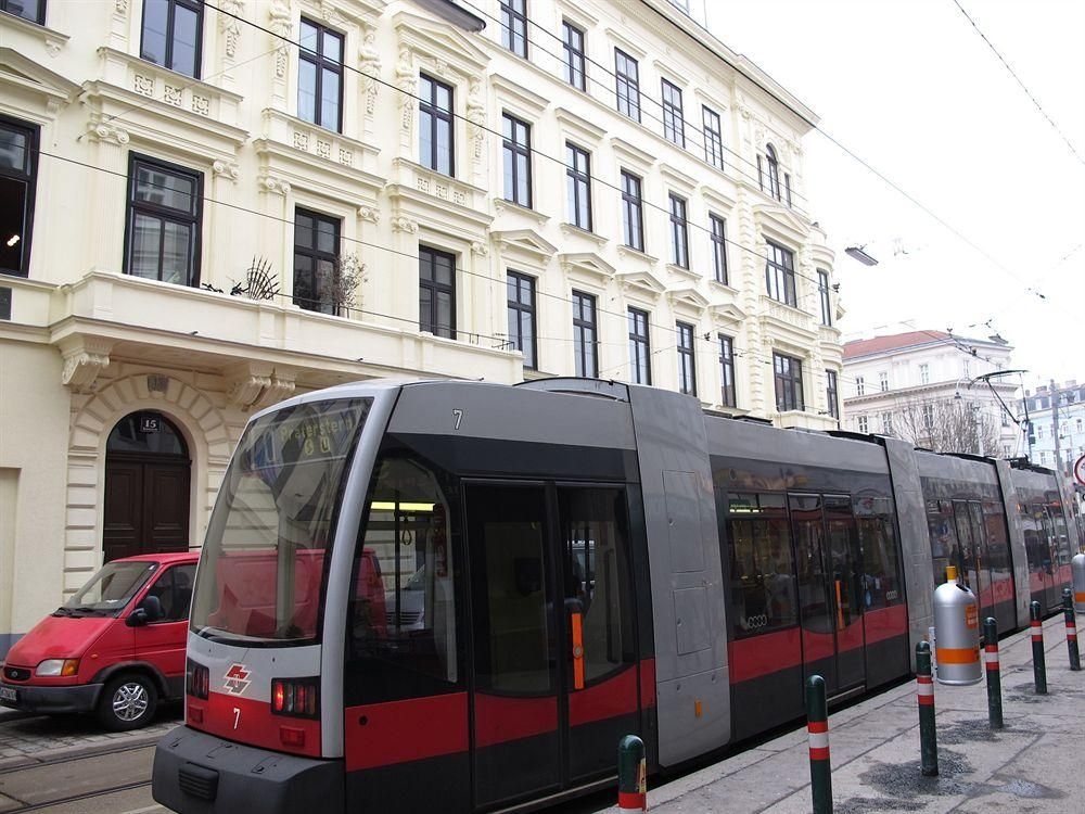 Central Vienna-Living Premium Suite1