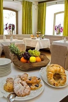 Iris Porsche Hotel & Restaurant3