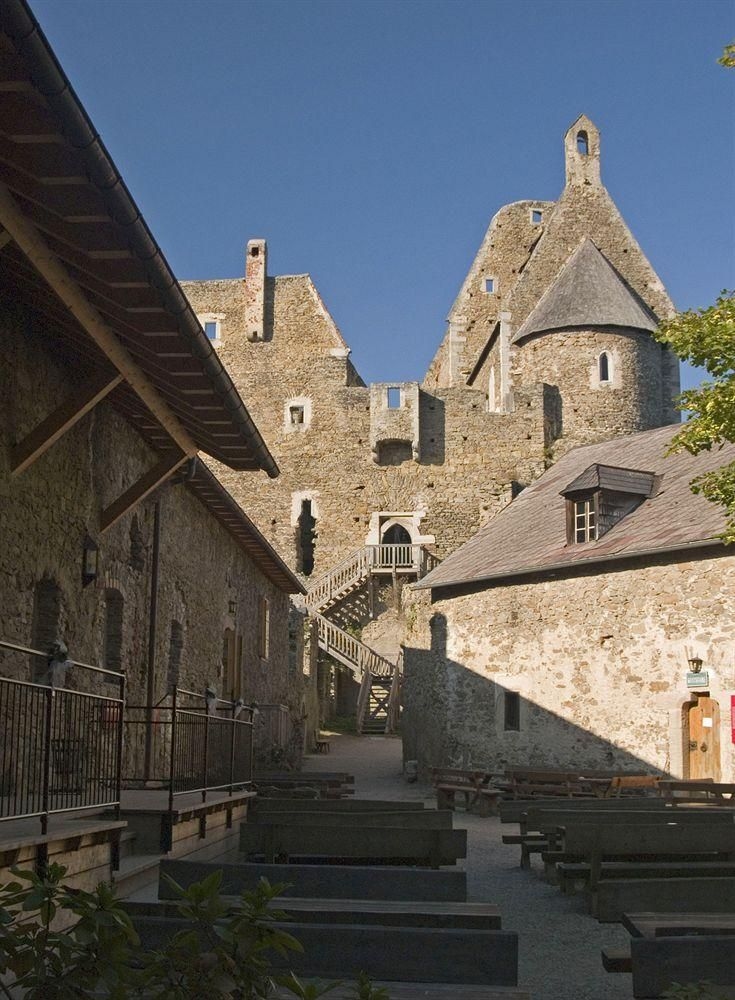 Gartenhotel & Weingut Pfeffel Durnstein1