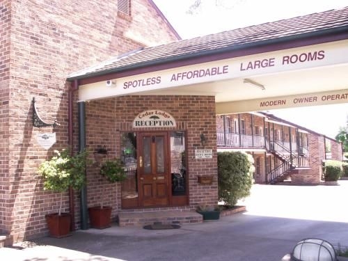 Cedar Lodge Motel0