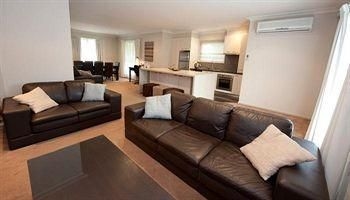 Executive Townhouse Ballarat4