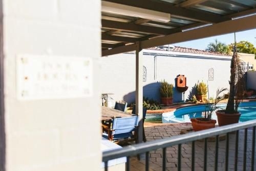 The Town House Motor Inn3
