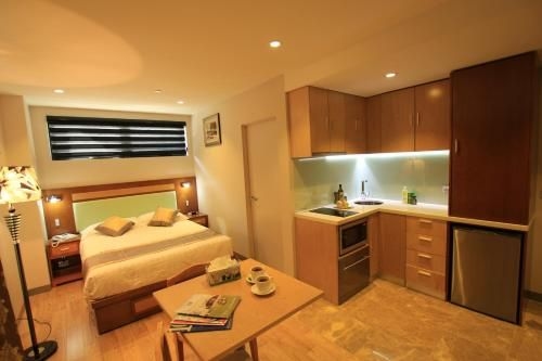 เมลโรส อพาร์ตเมนต์ส (Melrose Apartments)1