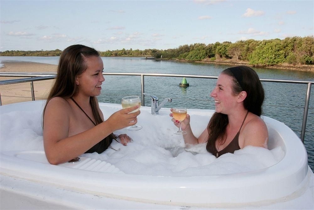 Boyds Bay Houseboat Holidays2
