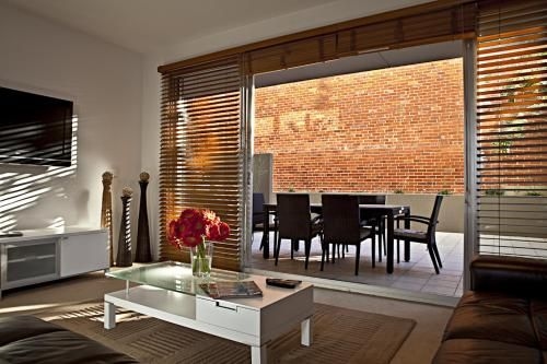 ไบรท์ตัน เบย์ อพาร์ตเมนท์ (Brighton Bay Apartments)1