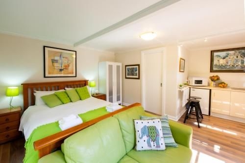 Holly Lodge1