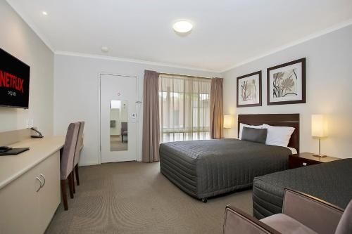 Elm Tree Motel0