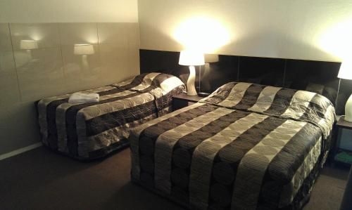 อวาลอน โมเต็ล (Avalon Motel)1