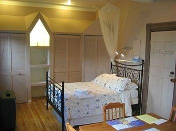 University Bed and Breakfast0