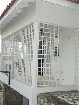 Hill Top Kingston Jamaica Bed & Breakfast0