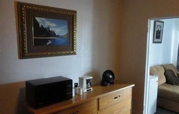 Castaway Motel0